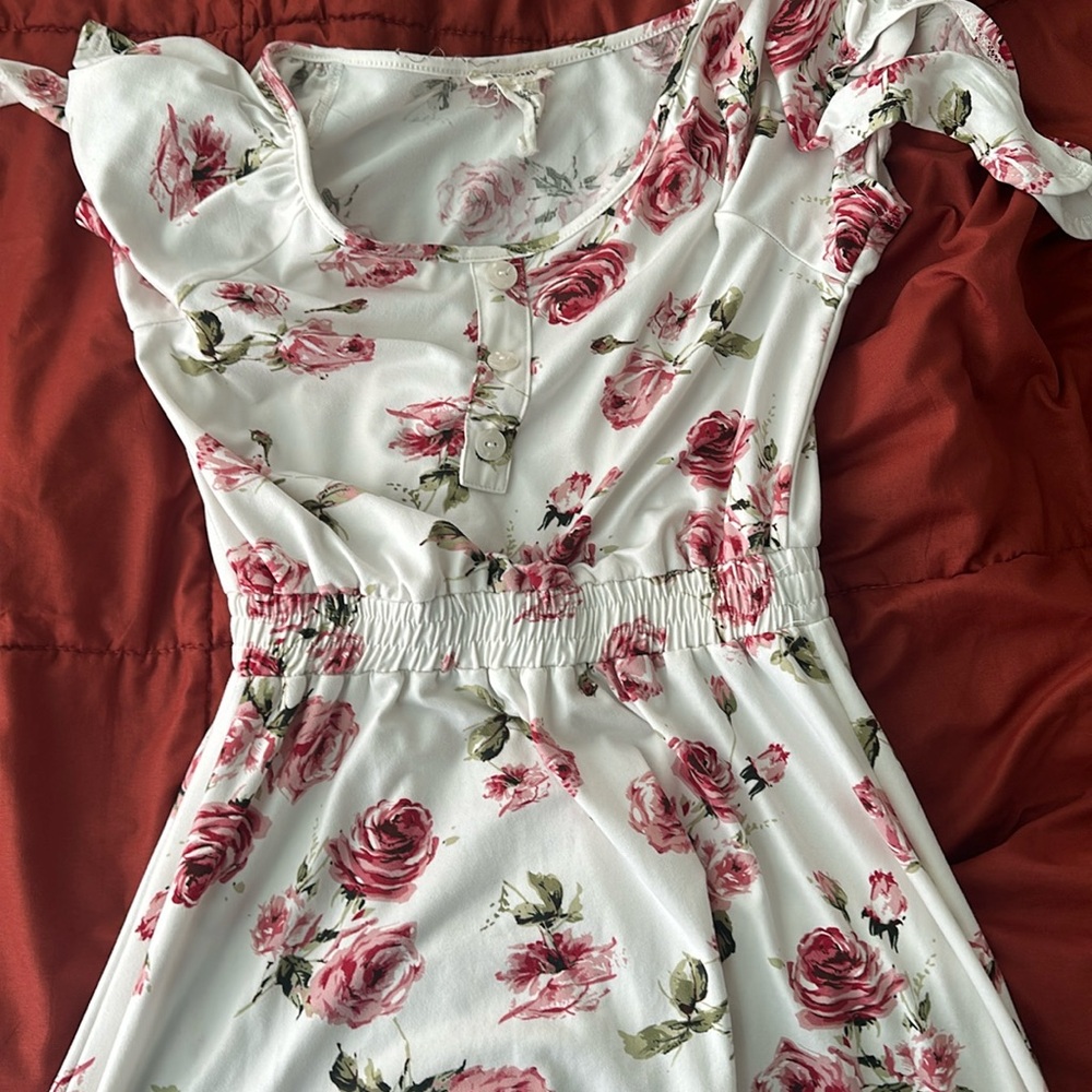 VINTAGE LOOKING WHITE DRESS WITH ROSES